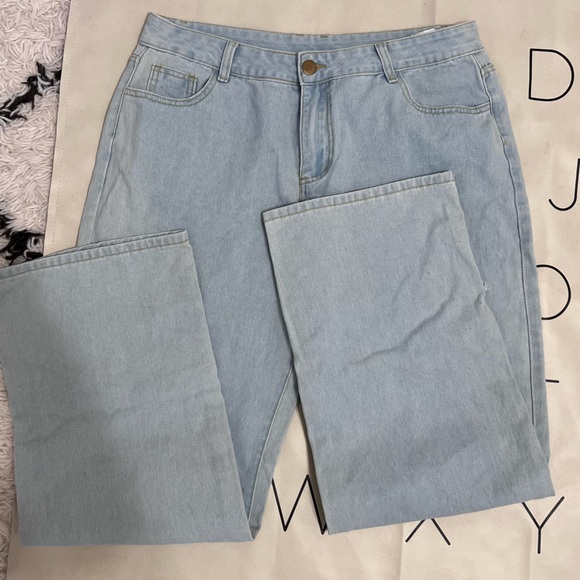 NEW! Wide leg light wash destroyed jeans - Picture 3 of 4